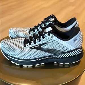 Brooks Adrenaline GTS 22 Athletic Shoes - Gray & Black